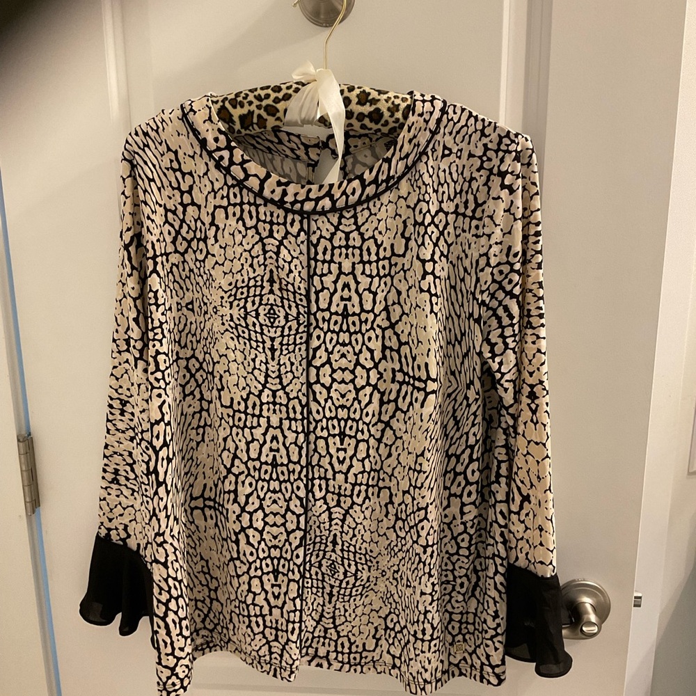 Anne Klein L with chiffon black cuffs. Perfect for holidays